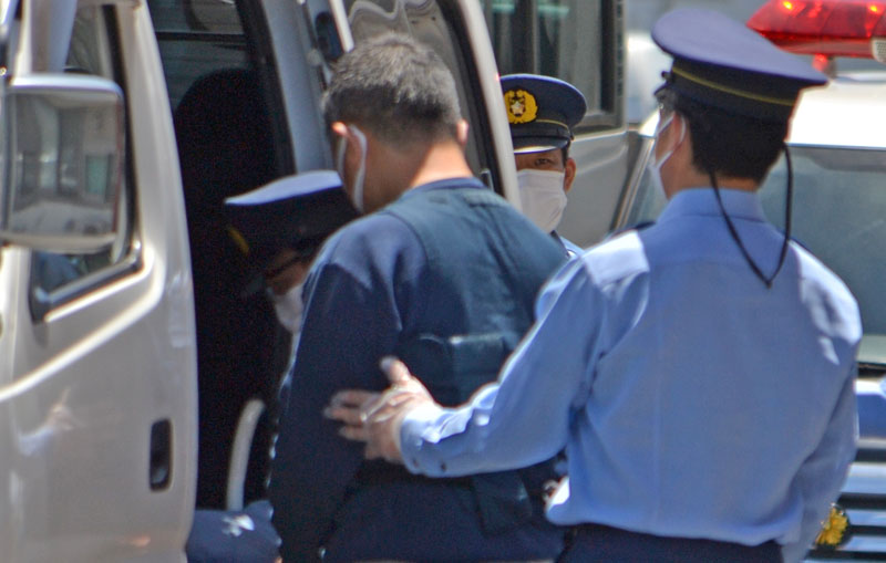 市川署から送致される押切容疑者（左）＝２７日正午ごろ