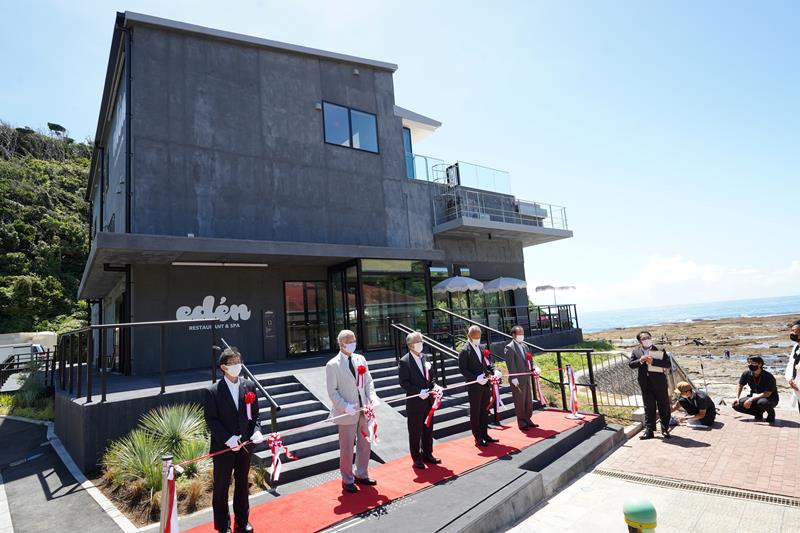 施設前でテープカットをする関係者