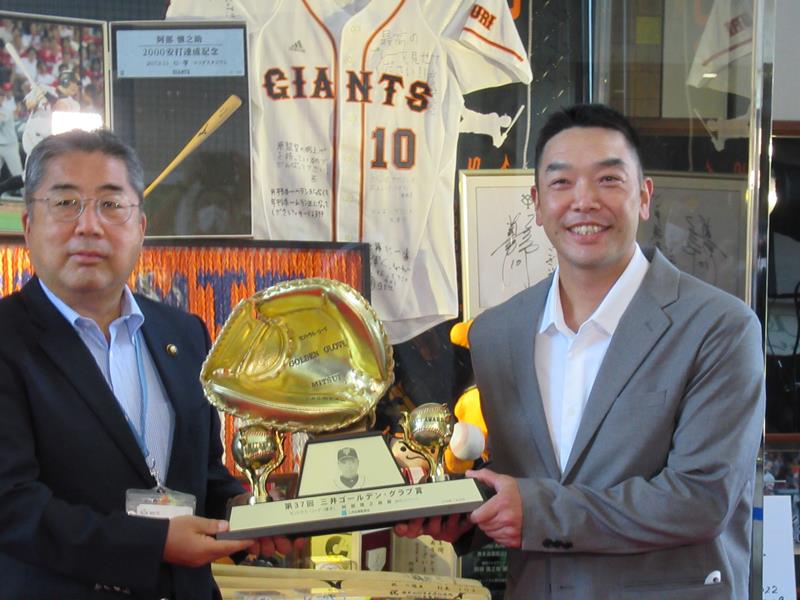 ２００８年に受賞したゴールデングラブ賞の記念品を内田市長（左）に渡す阿部慎之助さん＝２９日、浦安市