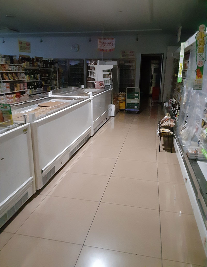 店内の電気が消えたコンビニ店＝１５日午後５時半過ぎ、八千代市