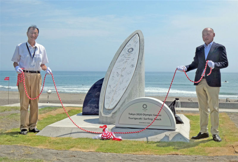 五輪開催記念モニュメントを除幕した馬淵町長（左）と鵜沢一男町議会議長＝２日、一宮町の釣ケ崎海岸