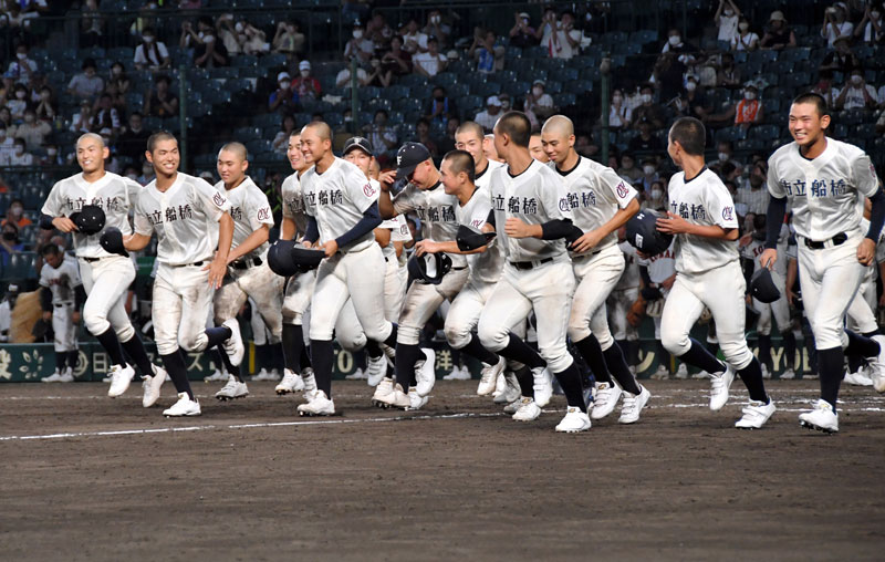 興南―市船橋　６―５のサヨナラ勝ちで初戦を突破し駆け出す市船橋ナイン＝８日、兵庫県西宮市の甲子園球場