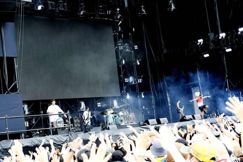 ３年ぶりの「ロック・イン・ジャパン・フェスティバル」で盛り上がる観客ら＝６日午後、千葉市中央区（ＲＯＣＫ　ＩＮ　ＪＡＰＡＮ　ＦＥＳＴＩＶＡＬ　２０２２）（共同）