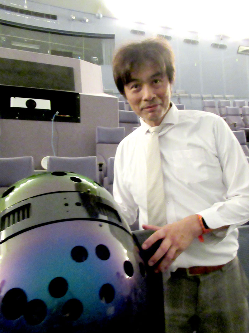 独自開発したプラネタリウム投影機と大平さん=市川市