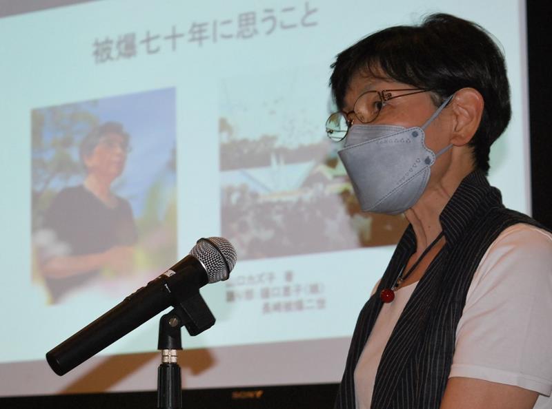 母親の山口カズ子さんの被爆体験を語り継ぐ樋口恵子さん＝９日、県庁