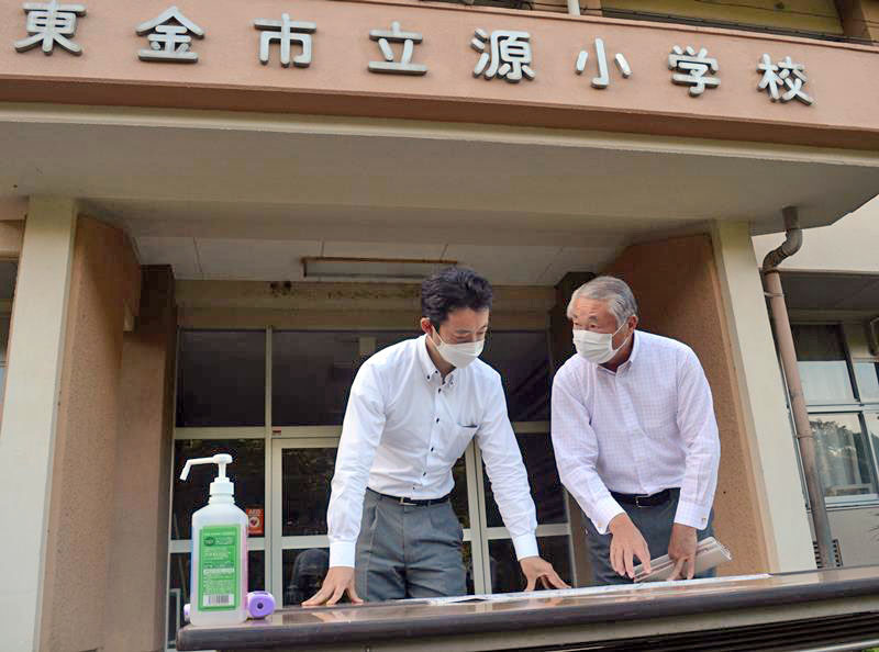 東金市の旧源小学校で鹿間市長（右）から説明を受ける熊谷知事