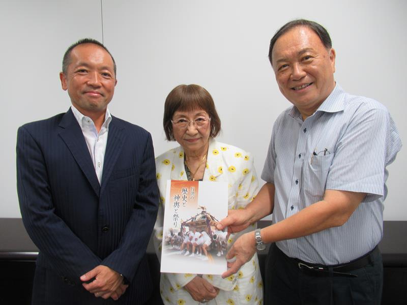 「行徳の歴史と神輿と祭り」を刊行した有志ら。左は中台洋さん、右は峰崎進さん、中央は田中愛子さん=市川市