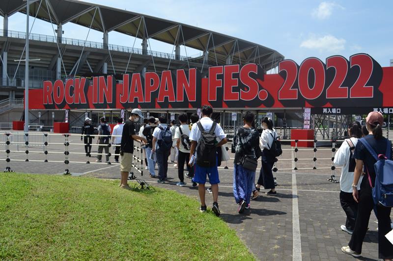 ツアーに向かう高校生ら＝千葉市中央区の千葉市蘇我スポーツ公園