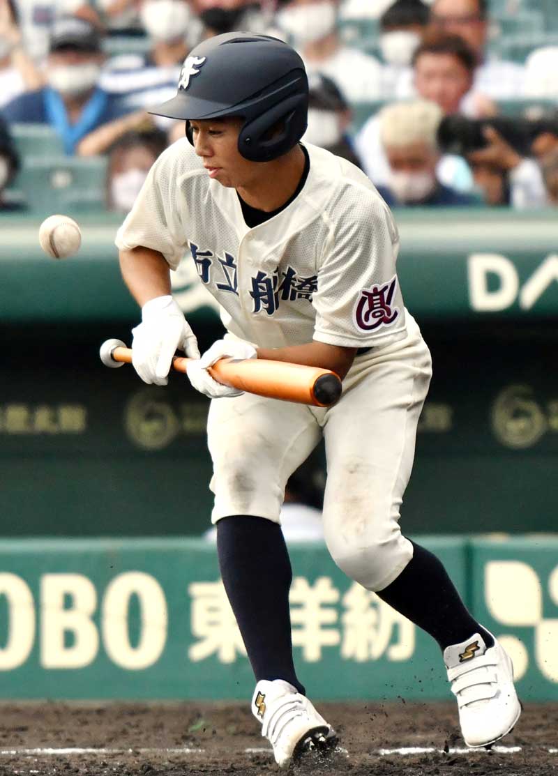 興南―市船橋　４回裏市船橋無死一、二塁、大野が送りバントを成功させる＝８日、甲子園