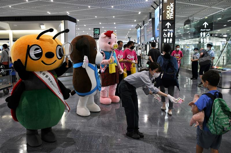 入国時に肉製品や野菜が持ち込み禁止であることを周知する職員ら＝成田空港