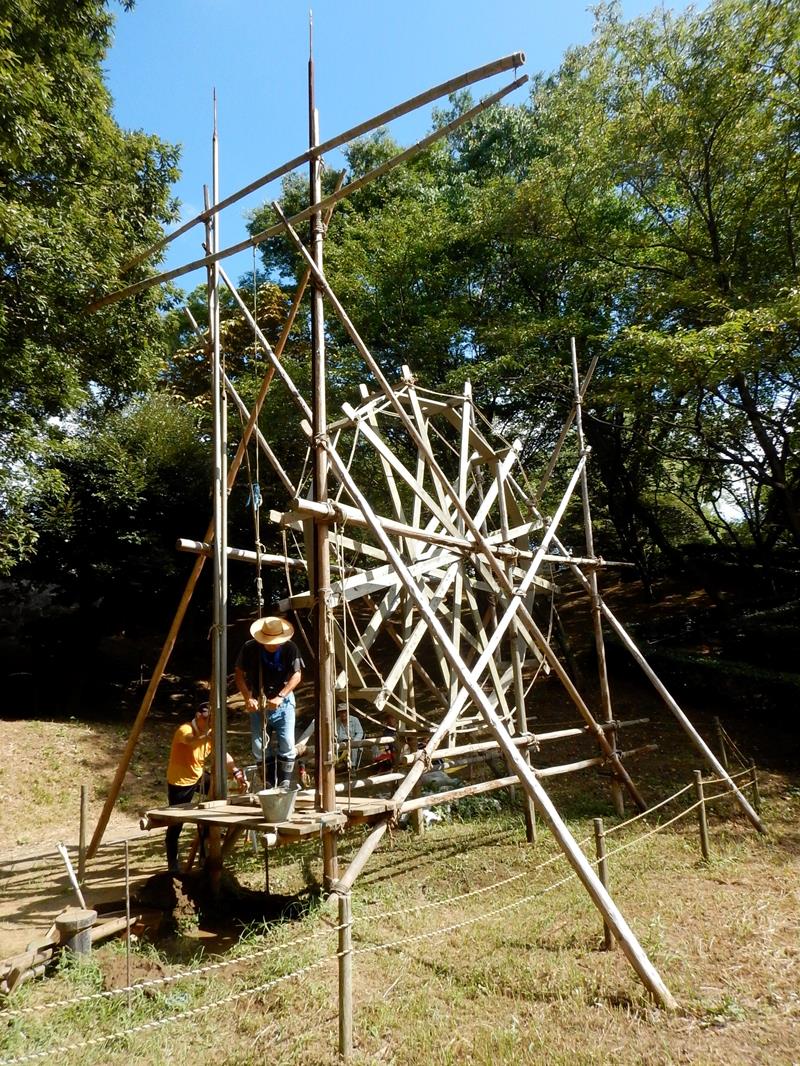 袖ケ浦市郷土博物館で屋外展示されている上総掘りの足場やぐら=同市