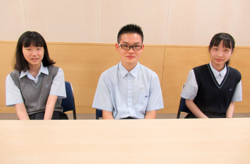 日出学園中の魅力を語る生徒の(右から)木下友愛さん、小林伶さん、南部寧さん