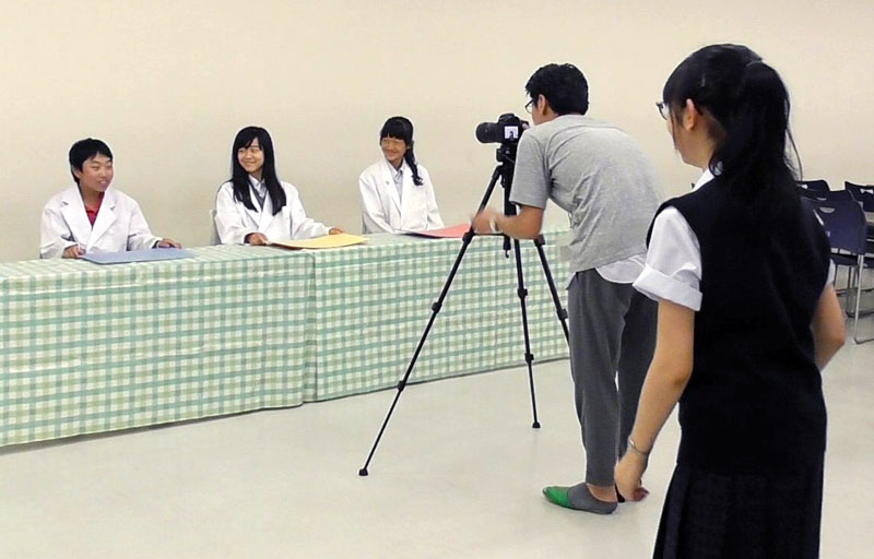 学校紹介ビデオを「フライヤーズ」の面々が制作。企画、出演、演出までやってのけた。活動は多様だ(日出学園提供)