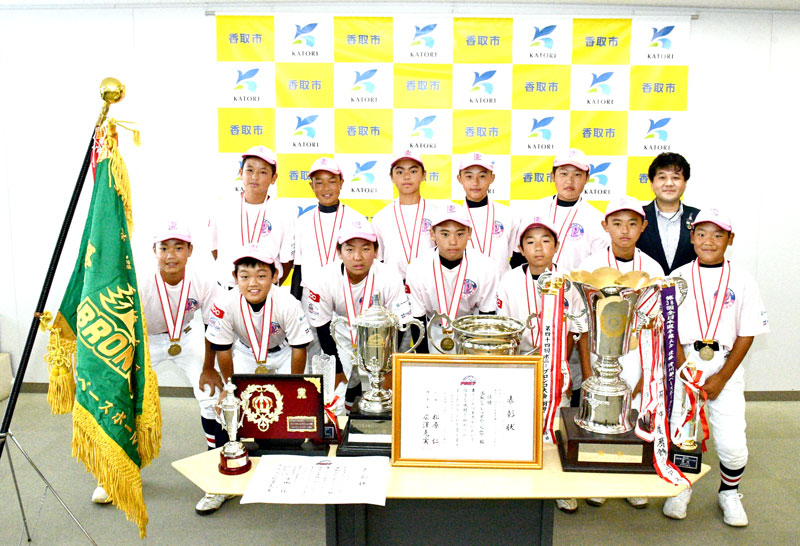 伊藤市長（後列右端）に優勝を報告した香取ピグレッツポニーＪｒの選手たち＝香取市役所