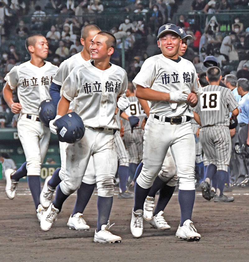 敦賀気比に６―８で敗れ整列を終えた直後の市船橋ナイン＝１３日