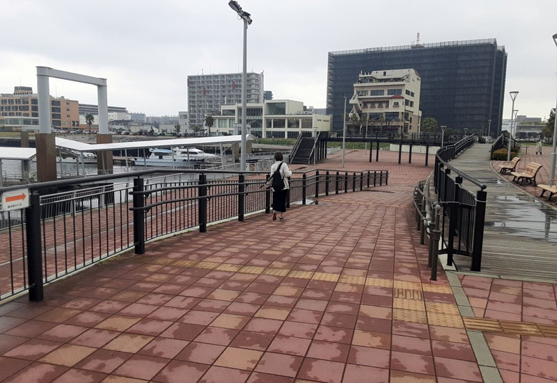 千葉市中央区中央港１の「さんばしひろば」