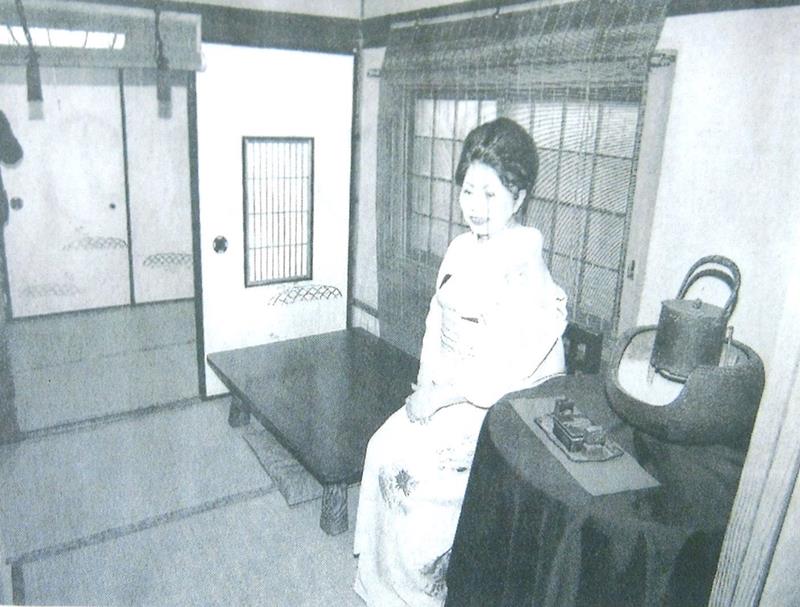 玉川旅館内の太宰治が泊まった「桔梗の間」にて。写真女性は女将をしていた長野與子さん(千葉日報2020年9月24日掲載記事より)