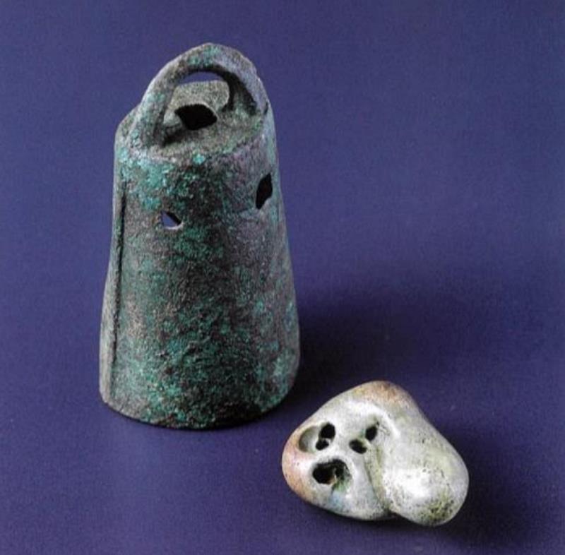 中越遺跡から出土した小銅鐸（左）と石製舌（木更津市提供）