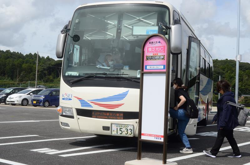 運行開始した東京駅と横芝光ＩＣを結ぶ高速バス＝横芝光町