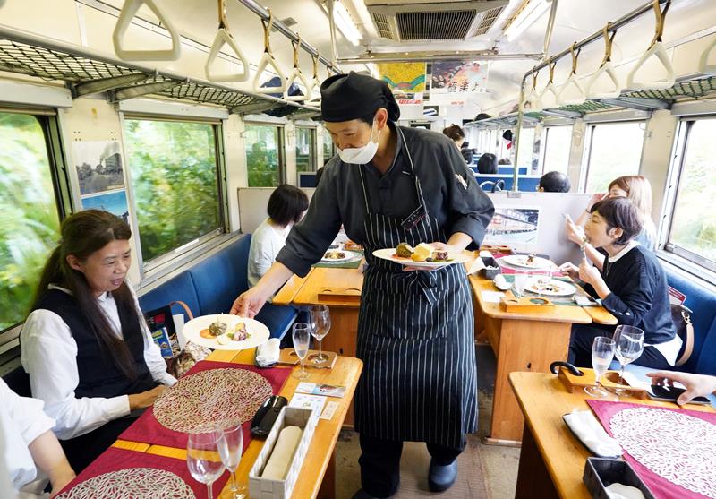 レストラン列車で料理を振る舞う池田シェフ＝１８日、いすみ鉄道