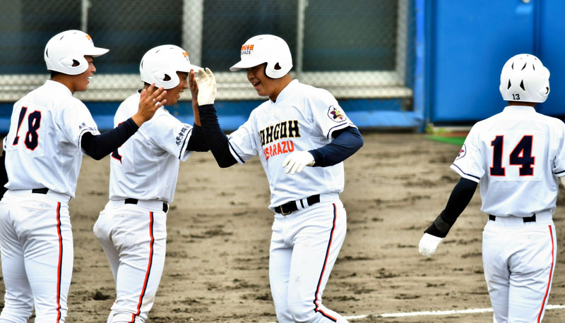 東京学館―木更津総合 8回裏木更津総合無死満塁、本塁打を放ち仲間に迎えられる井上(右から2人目)=長生の森