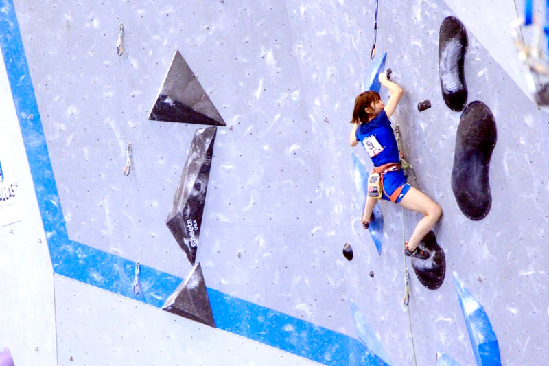 世界ユース選手権で壁を攻める久米選手。このリード種目で２連覇を達成した＝８月、米ダラス（本人提供）