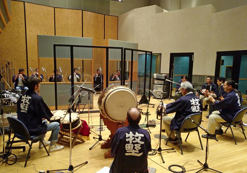 都内のスタジオで収録する牧野下座連のメンバー（菅井さん提供）