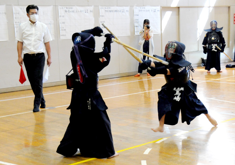 剣道大会で熱戦を展開する小学生剣士＝市原市の姉崎小学校体育館