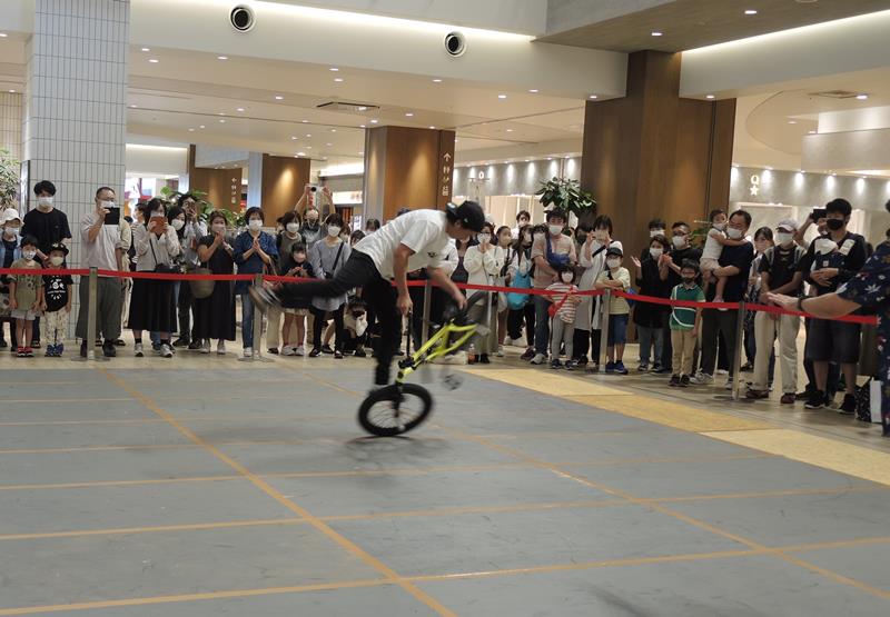 華麗なパフォーマンスを見せる佐々木選手＝２３日、松戸市