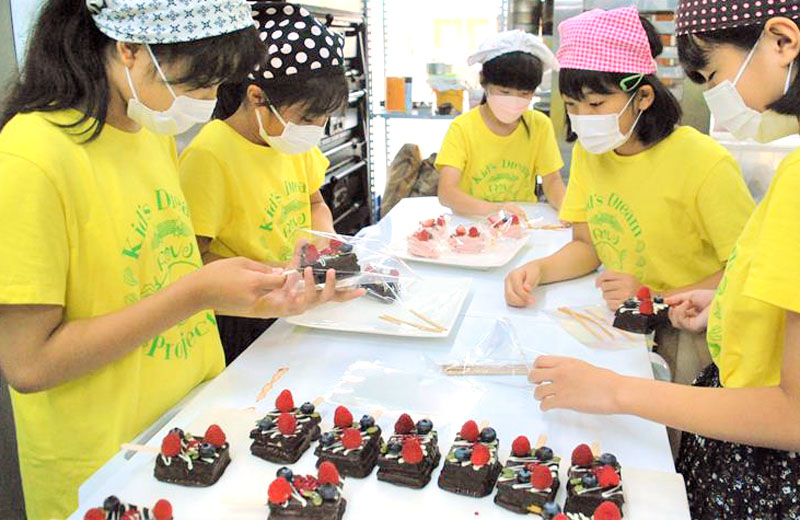 開店前に仕上げ作業をする児童=24日、茂原市の創作スイーツレーヴ