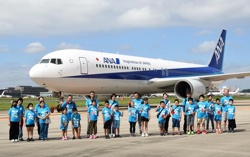 対戦相手となった航空機と記念撮影する親子