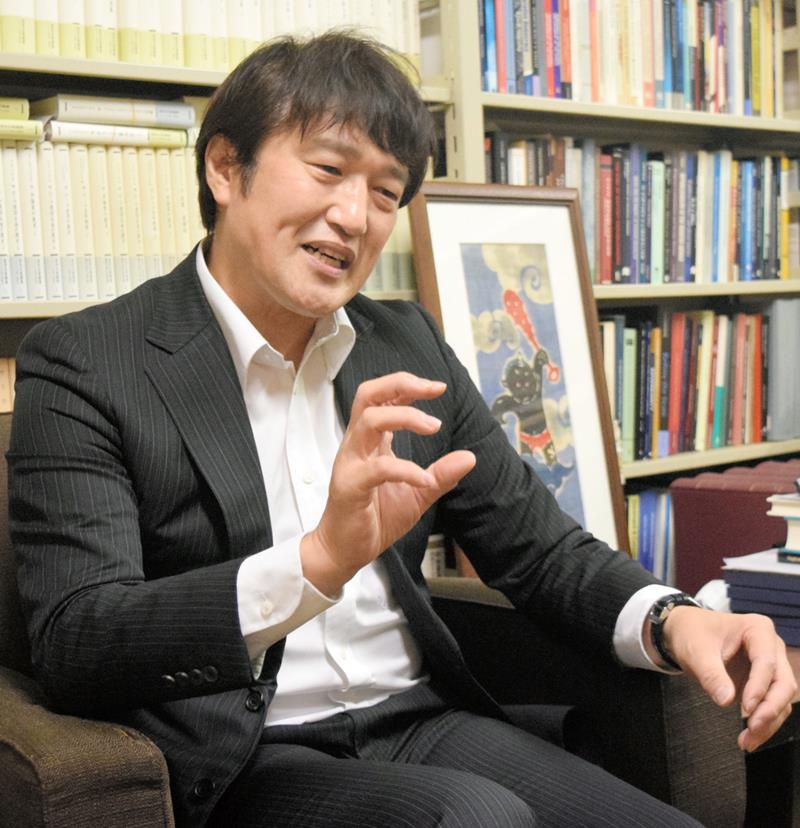 インタビューに答える千葉大大学院の関谷教授＝千葉市稲毛区