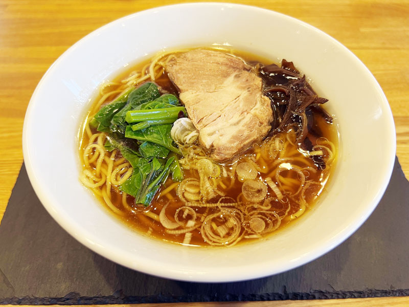 店で人気の中華そば(しょうゆ)には、香取市産の青菜やネギが使われている