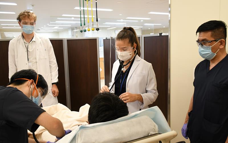 国際医療福祉大学成田病院の救急科で実習するドビルさん(右から2人目)とヨナスさん(左奥)=成田市