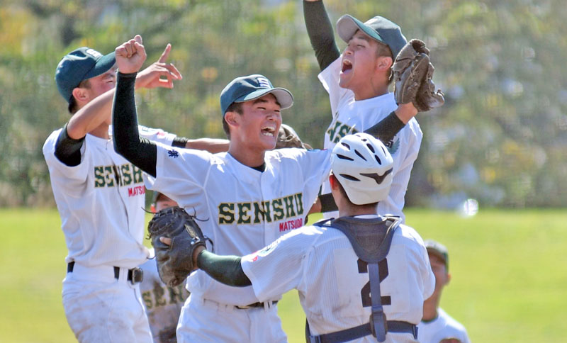 秋季千葉県高校野球大会で初優勝を決めて喜ぶ専大松戸ナイン=県総合SC
