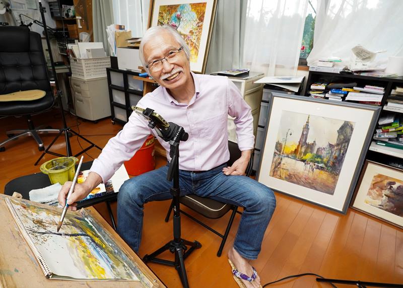 自宅アトリエなどで撮影した水彩画動画を配信する柴崎さん=いすみ市