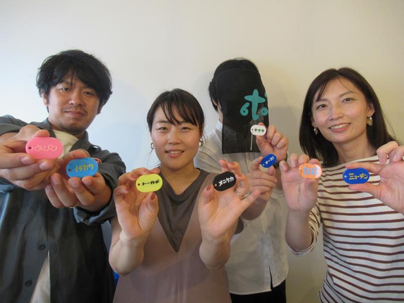 「市川まちガチャ」を運営する(左から)佐藤宏昭さん、弥生さん、本八幡botさん(顔は非公開)、石垣瑠美さん=市川市