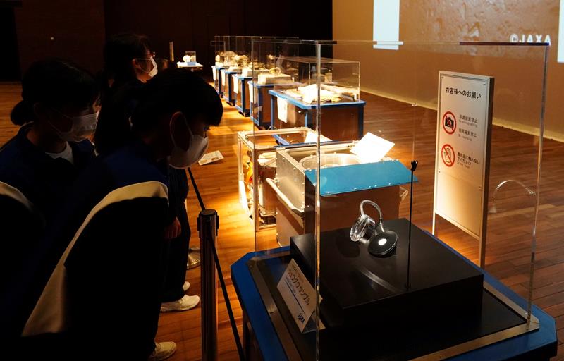 リュウグウのかけらを見学する中学生=7日、勝浦市