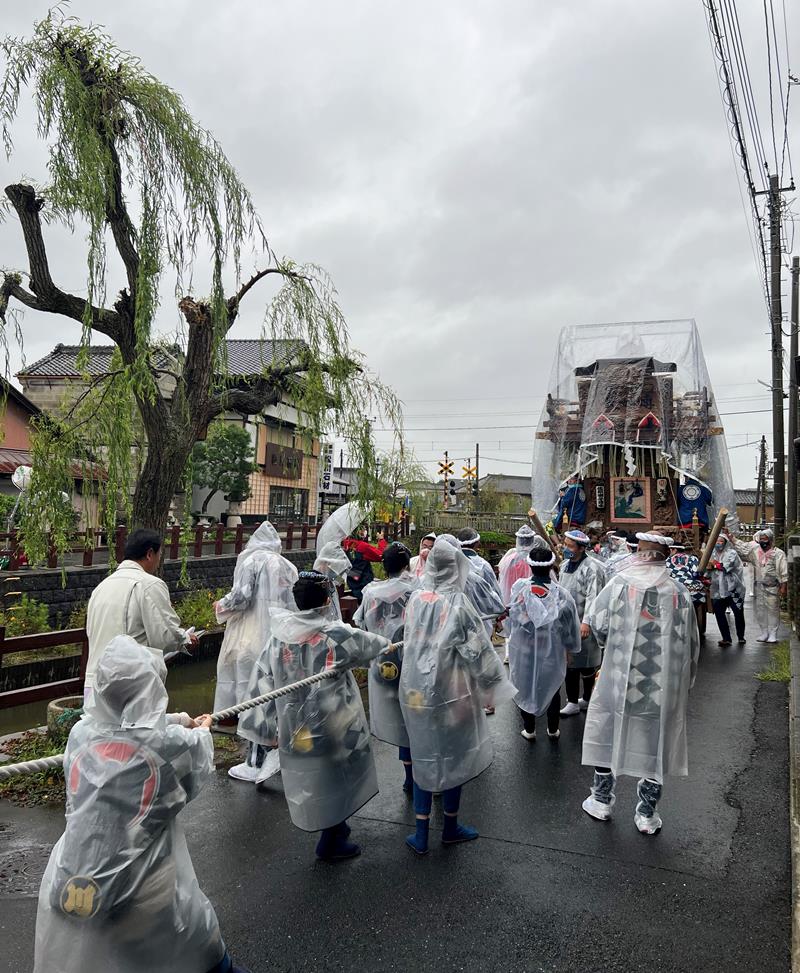 佐原の大祭秋祭りが３年ぶりに開幕し、雨が降る中、山車を引く参加者＝７日、香取市