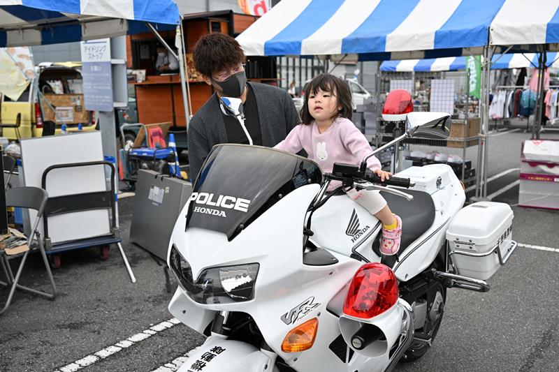 発着点のイオンモール木更津で行われた交通安全イベント＝８日