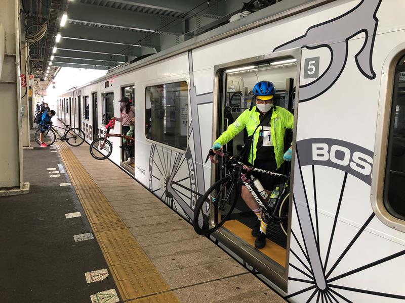Ｂ．Ｂ．ＢＡＳＥでＪＲ木更津駅に到着した参加者＝木更津市