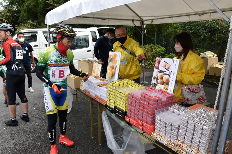 千葉ならではのスイーツが並んだ高滝ダム野外音楽堂のエイドステーション＝市原市