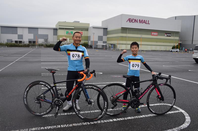 「完走目指して頑張る」と笑顔で話す角田さん父子＝木更津市