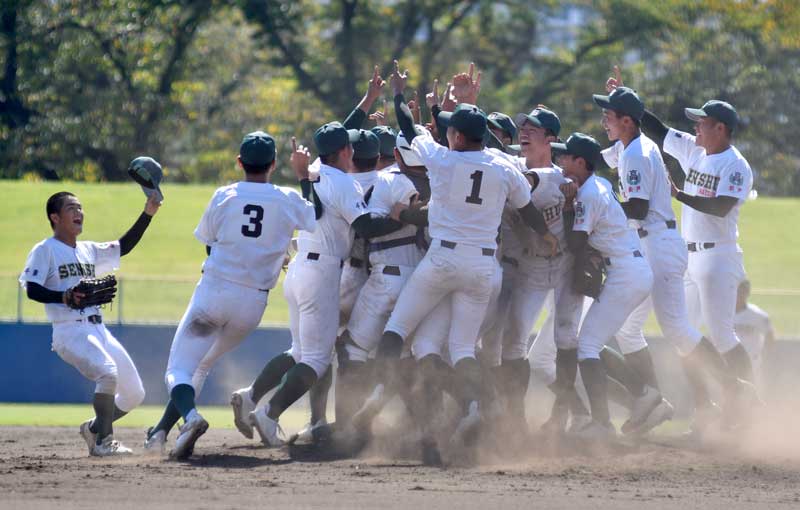 秋季千葉県高校野球大会で初優勝を決めてマウンドに集まる専大松戸ナイン＝１日、千葉市稲毛区の県スポーツセンター野球場