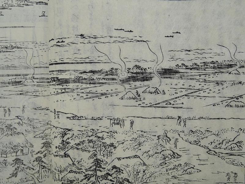 塩釜の煙がたなびく行徳塩田の様子。天保７（１８３６）年に刊行された「江戸名所図会」より（千葉県立関宿城博物館蔵）