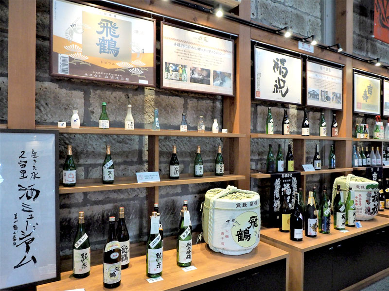 地元８蔵の地酒が並ぶ「酒ミュージアム」＝君津市