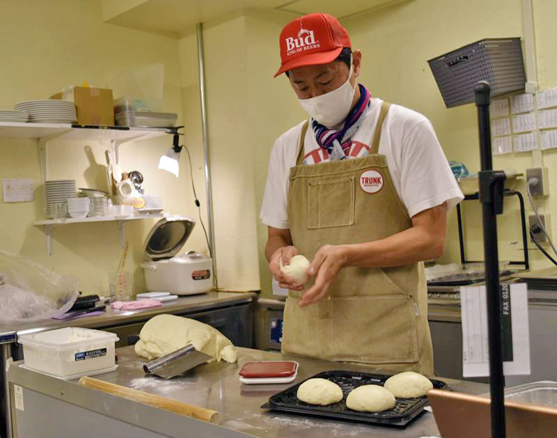 ピザ生地の仕込みをする内山社長=14日午後、千葉市中央区の「SPORTS BAR GATE」