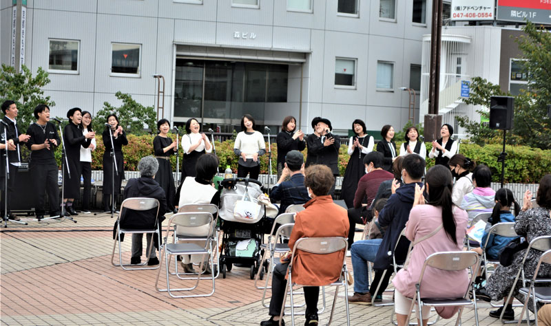 駅前でのゴスペルコーラスでも盛り上がった