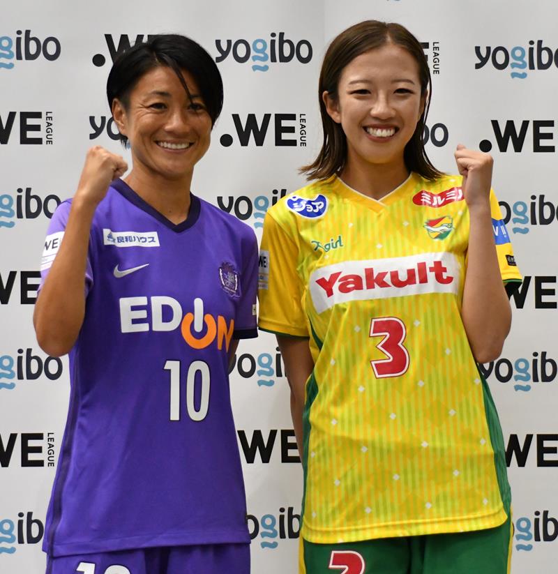 開幕戦で対戦する広島の近賀（左）とポーズを取る千葉の市瀬＝日産スタジアム