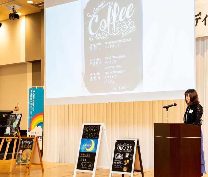 1位に輝いた坂本さんのプレゼン。多彩な6社が自社の魅力を来場者にアピールした=15日、市原市